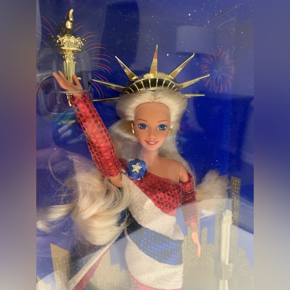 Barbie 1995 Limited Edition Statue of Liberty Barbie doll, an FAO Schwarz - Picture 4 of 4